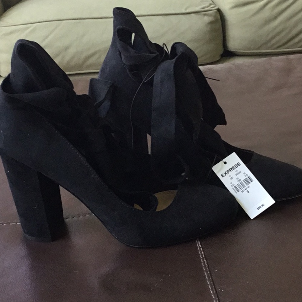 Black pumps